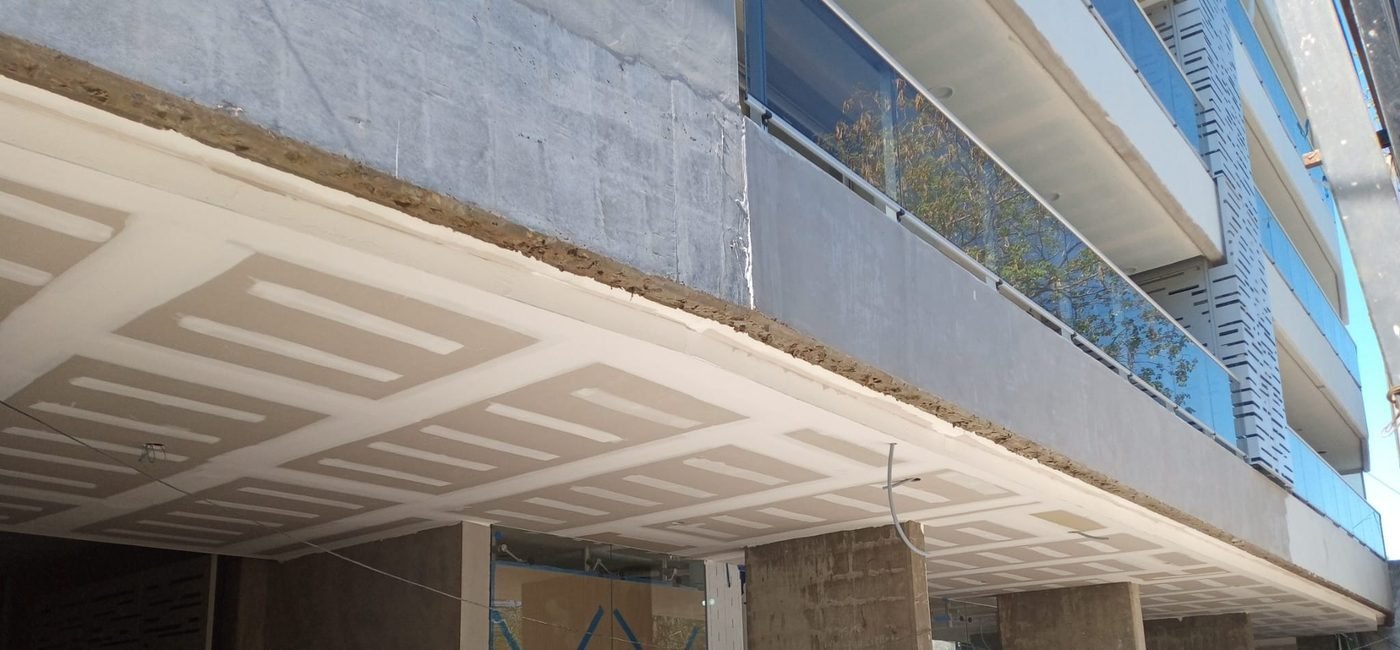 Estructura de pladur en techo exterior de local, reforma realizada por Obrax
