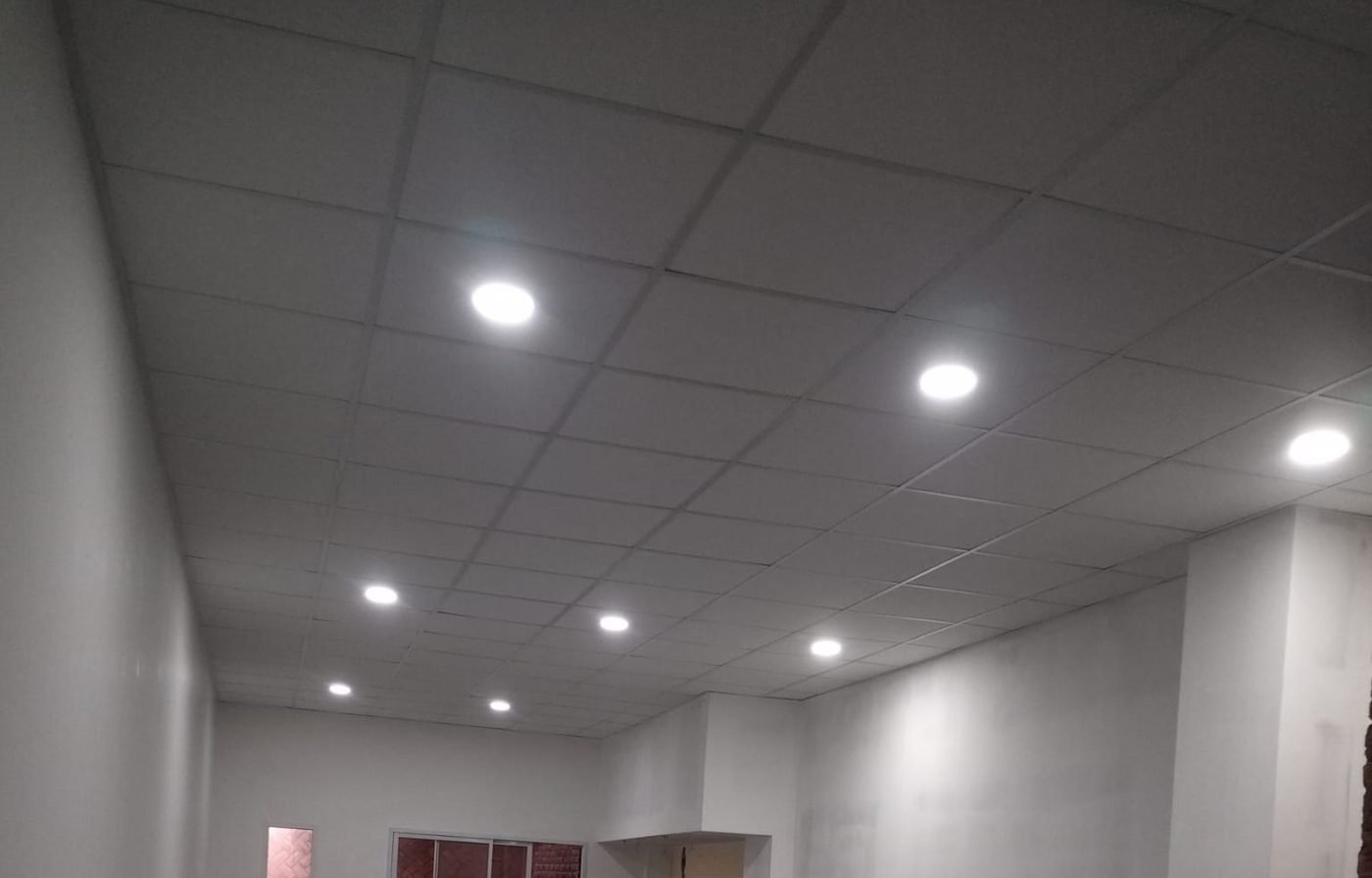 Techo técnico en pladur con iluminación integrada, reforma realizada por Obrax