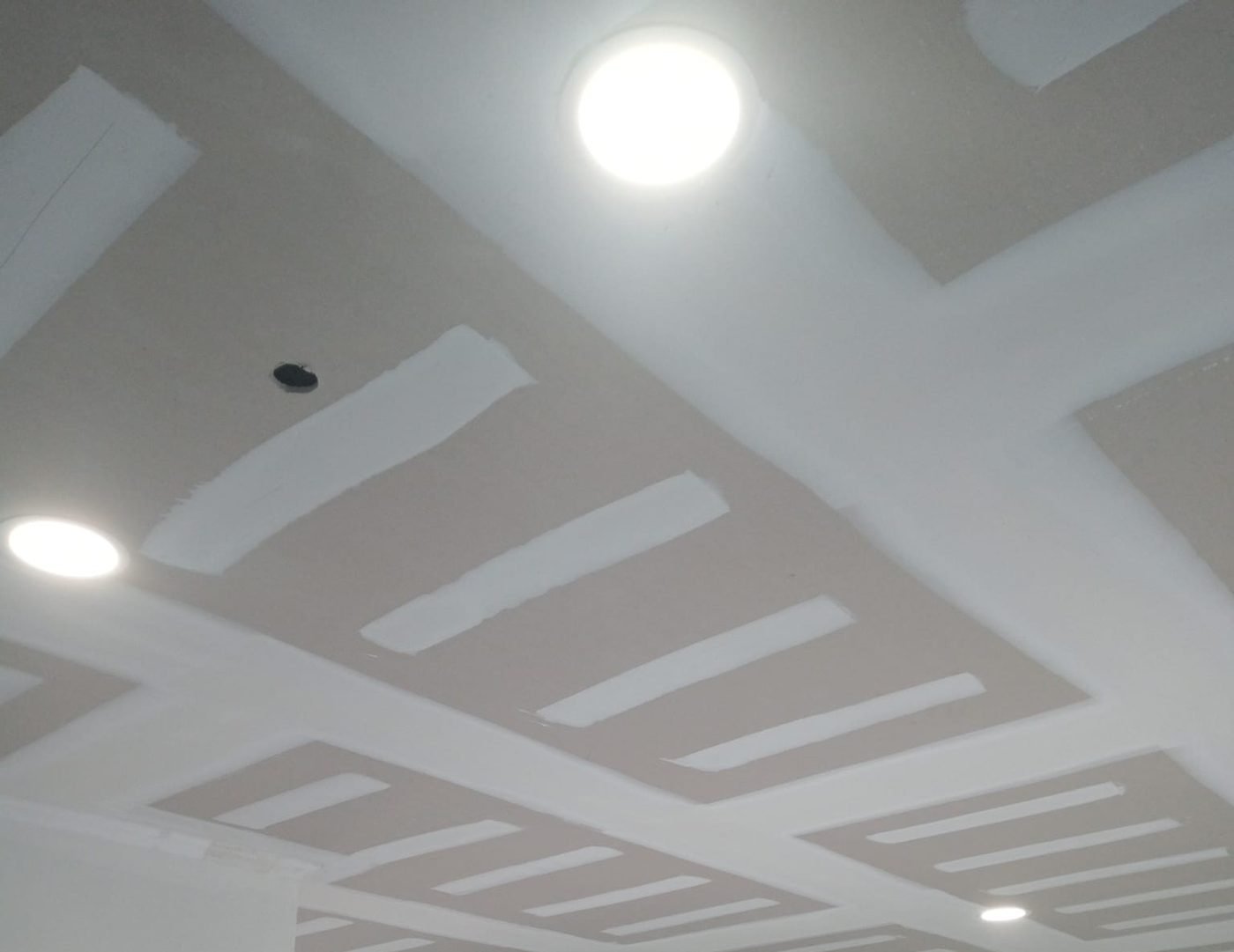 Detalle geométrico de techo técnico en pladur, reforma realizada por Obrax