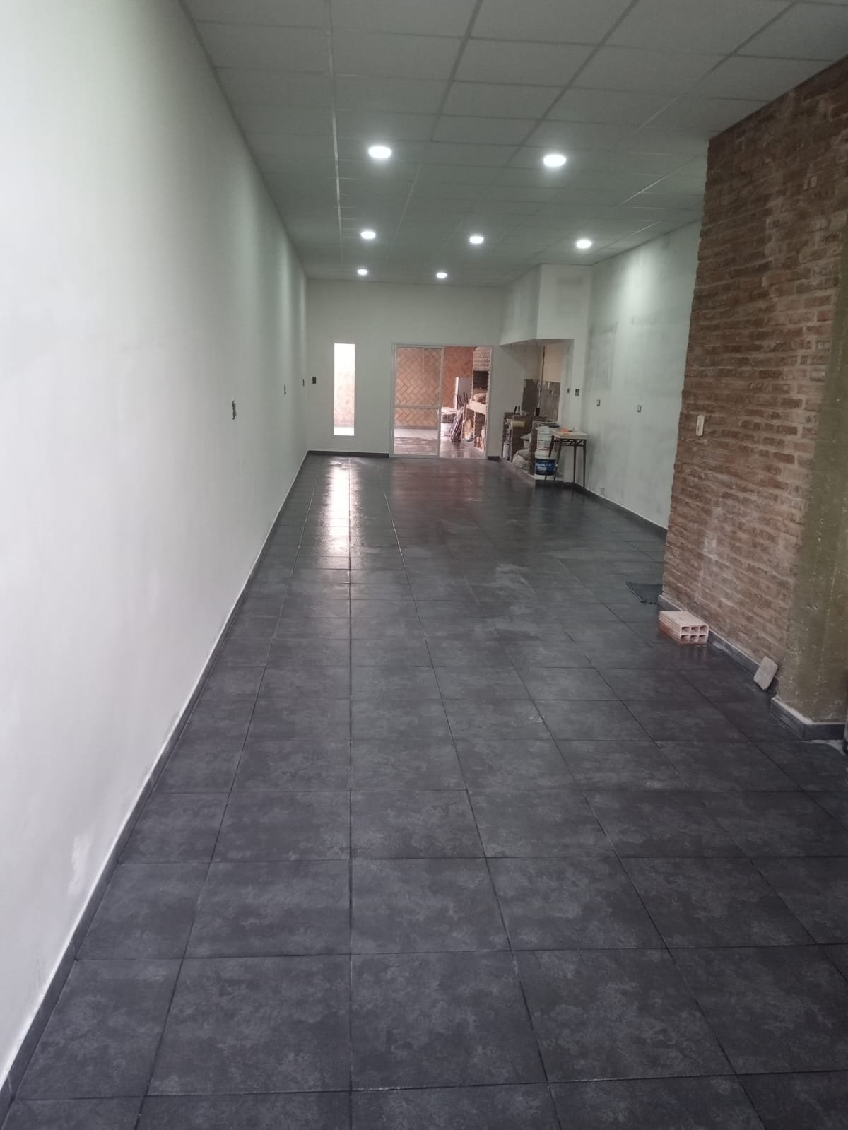 Local con paredes recién pintadas de blanco, acabado de pintores profesionales de Obrax