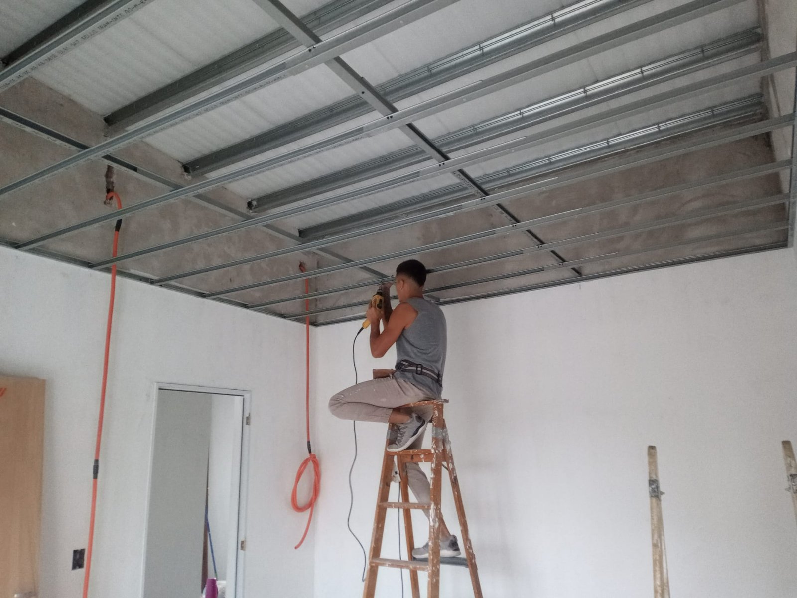 Instalación de pladur en tabique y techo técnico realizada por Obrax
